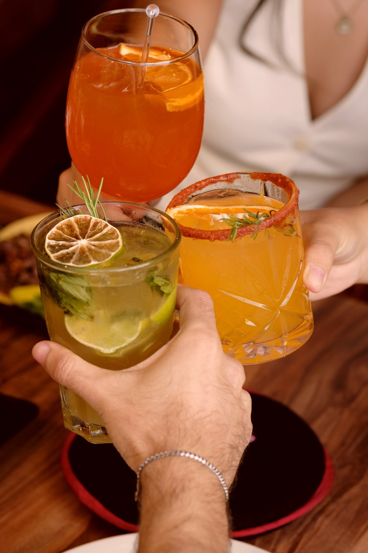 Brindis con cocteles de la casa